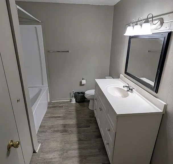 307 N Prairieview Rd — Photo 3