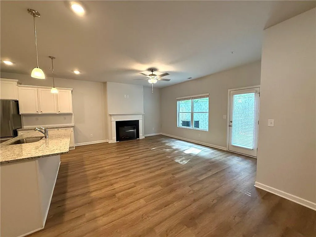 4 bed, 2.5 bath, 1805 sqft, $2,600 — Photo 4