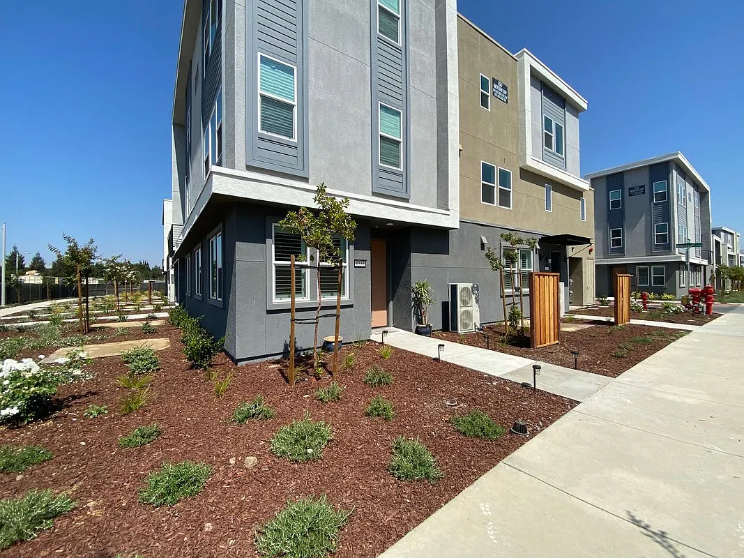 2 bed, 2.0 bath, 1096 sqft, $4,500 — Photo 1