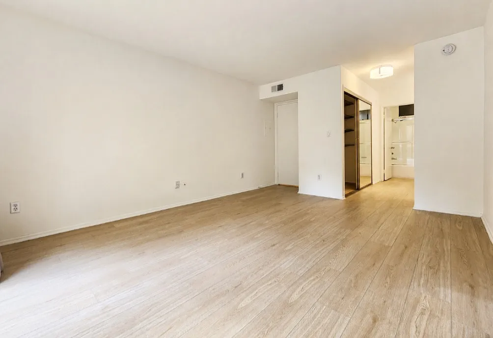 1444 S. Saltair — Photo 4