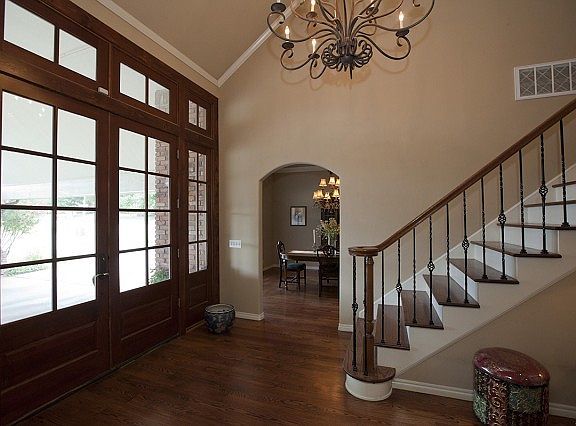 Expansive 2 story entry