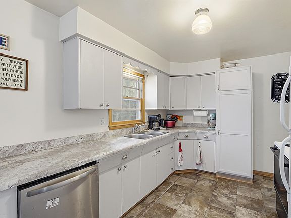 5th image of 210 Stanley Ct