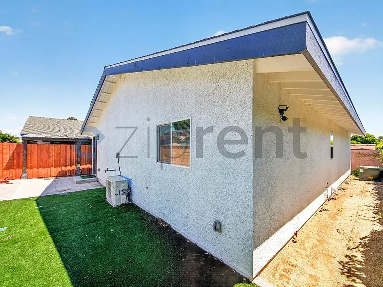 1421 Astoria Pl #1 — Photo 3
