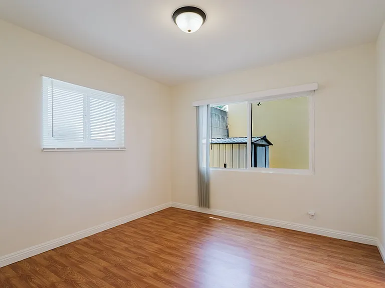 10550 1/4 W Victory Blvd — Photo 16