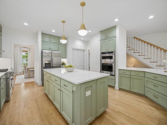 5th image of 721 W 41st St