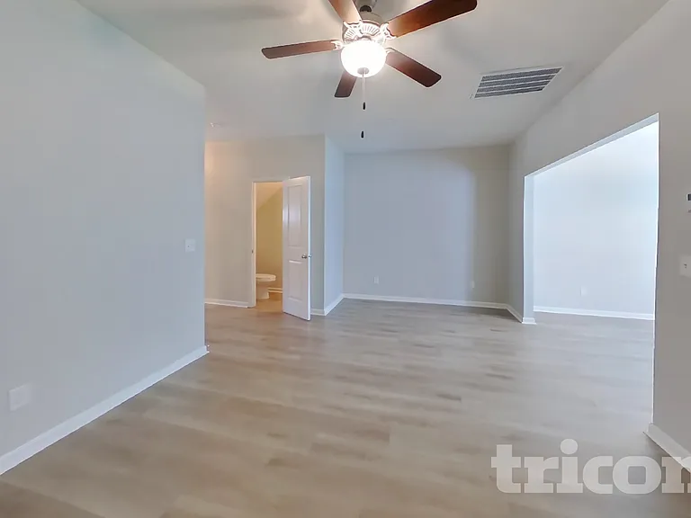 403 Riverwood Ct — Photo 2