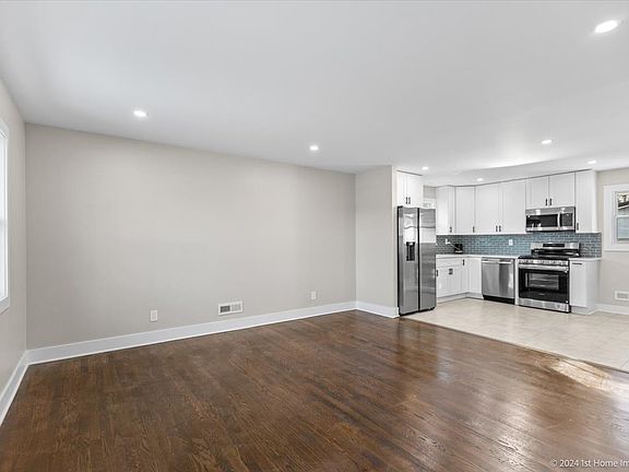 4th image of 15402 Maple St