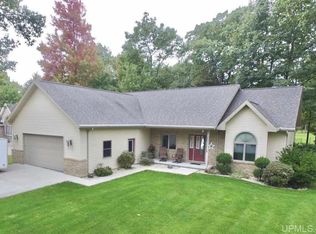 58 Tipperary Rd, Gladstone, MI 49837