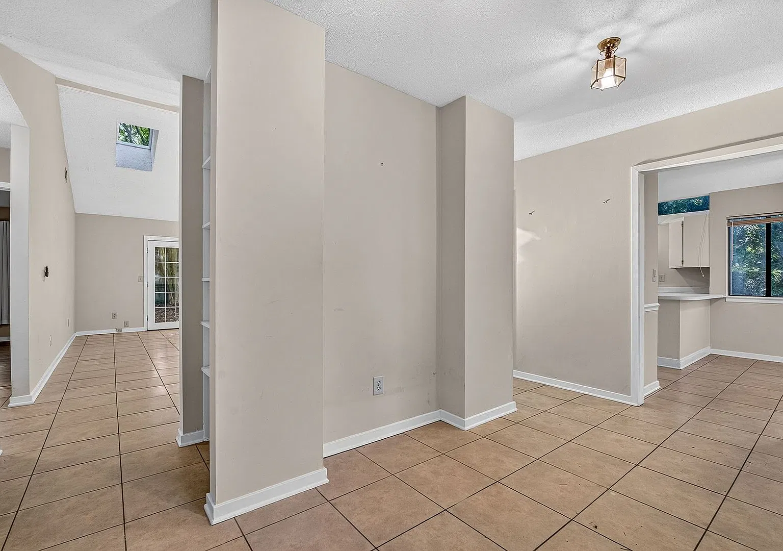 Your Comfortable Retreat in Mount Pleasant — Photo 4