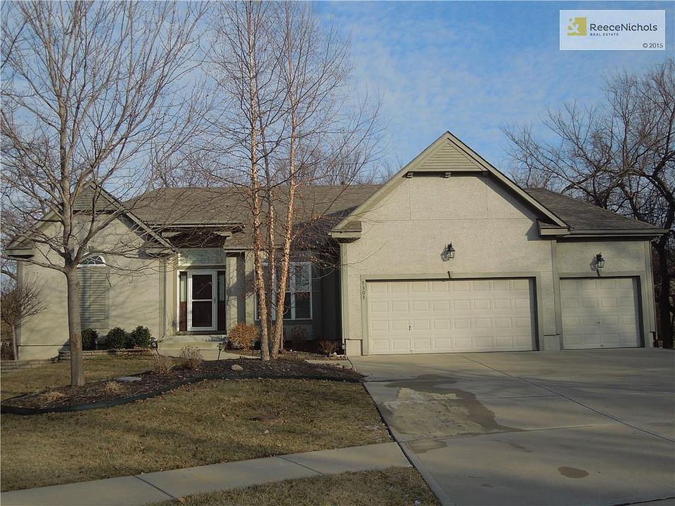 Beautiful home at end of culdesac. Sprinkler system and beautiful landscaping.