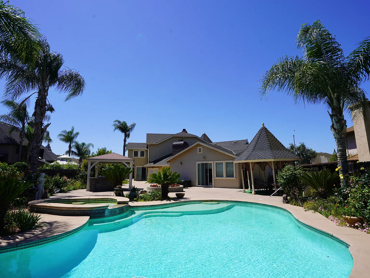 4 bed, 3845 sqft, $4,200 — Photo 4