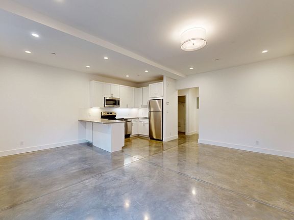 3rd image of 737 Ashbury St #5