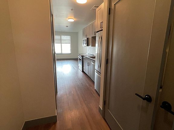 3rd image of 652 S Pennsylvania St #303