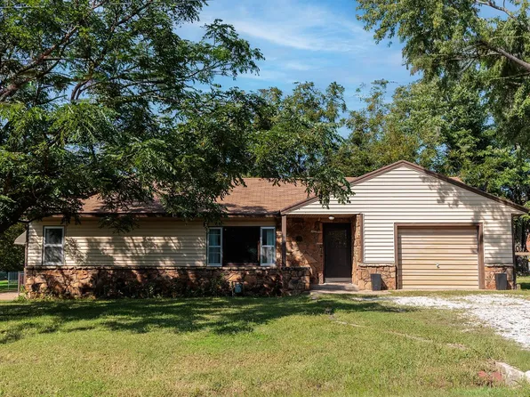 923 Harris Rd, Winfield, KS 67156