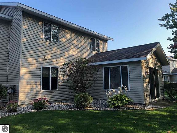 3rd image of 340 Woodside Cir