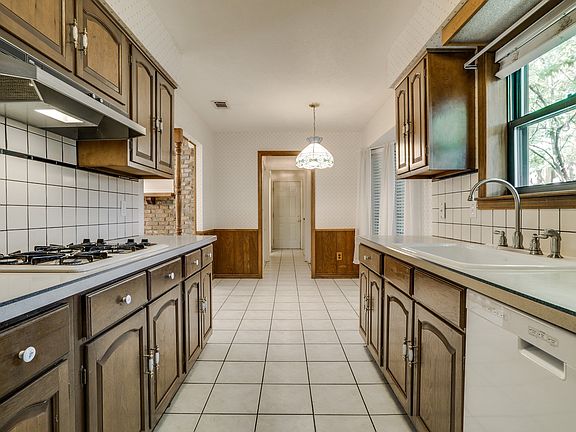 3rd image of 2104 Columbia Dr