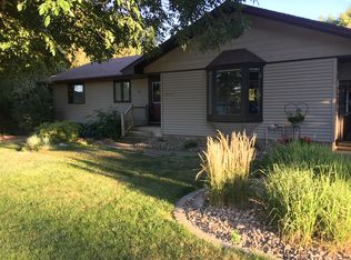 2000 1st St, Hull, IA 51239