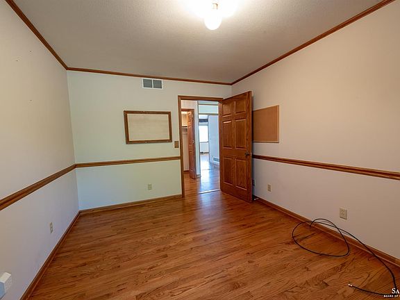 4th image of 475 Meadowlark Dr