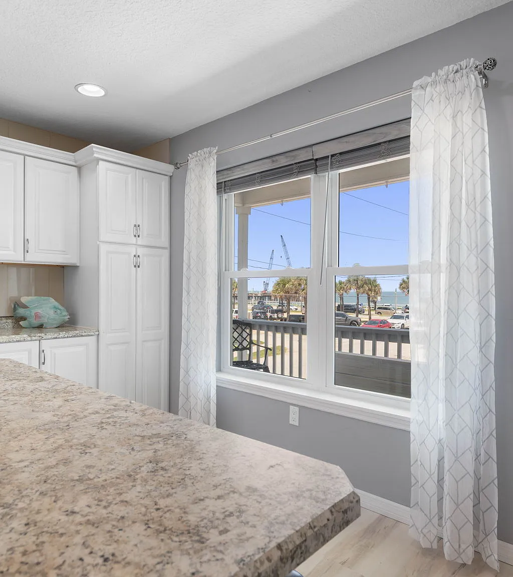 2 bed, 950 sqft, $2,100 — Photo 2