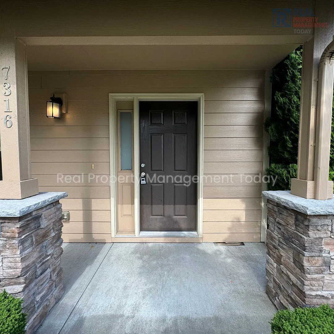 Spacious 3-Bedroom Lacey Town-Home with Garage, Patio & Vaulted Primary Suite — Photo 2