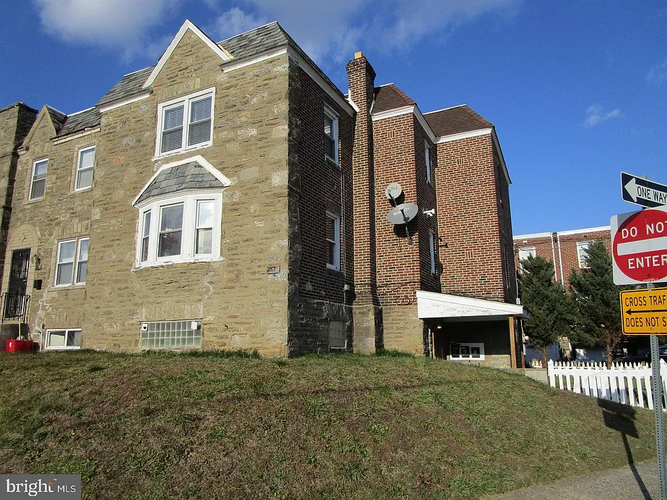 1323 Hellerman St #2