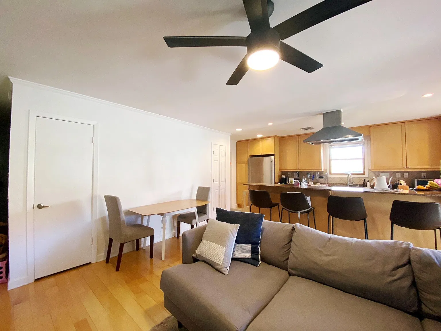 3 bed, 1406 sqft, $2,400 — Photo 4