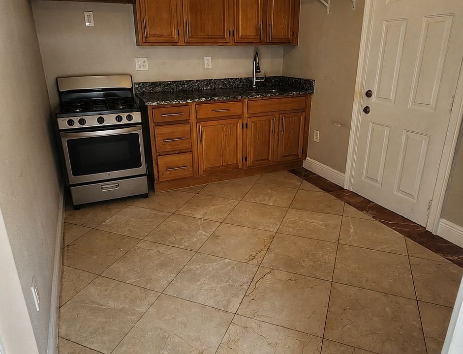 1st image of 300 SW 71st Ave #2