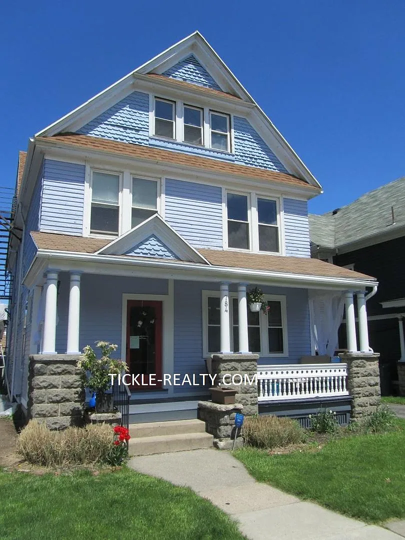 784 University — Photo 1
