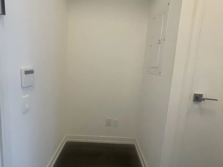 28 Wellesley St E #1606 — Photo 3