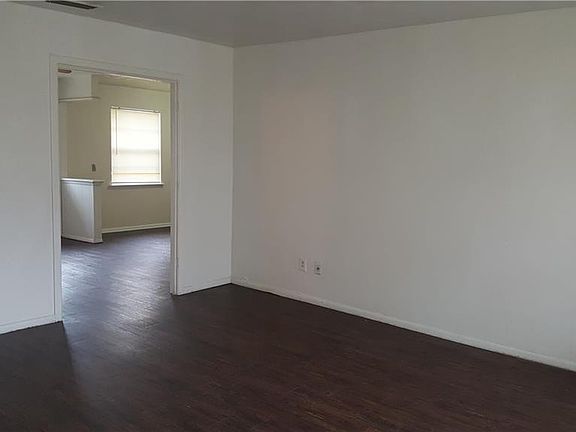 3rd image of 2837 Belhaven Dr