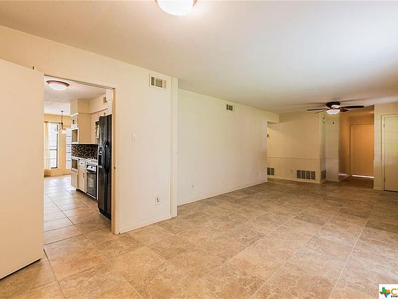 5th image of 3202 White Oak Dr