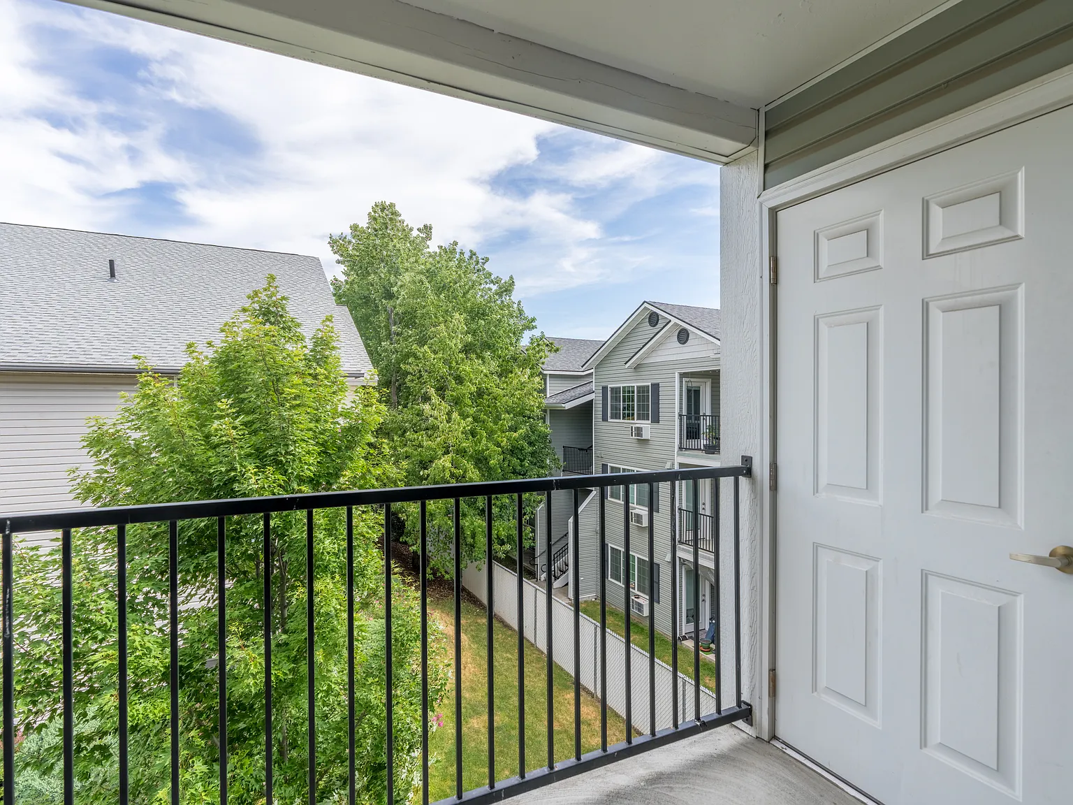 2 bed, 828 sqft, $1,460 — Photo 3