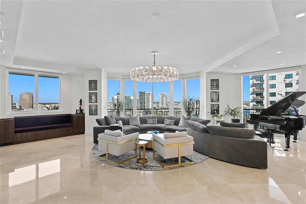 4 bed, 5.5 bath, 4816 sqft, $25,000 — Photo 4