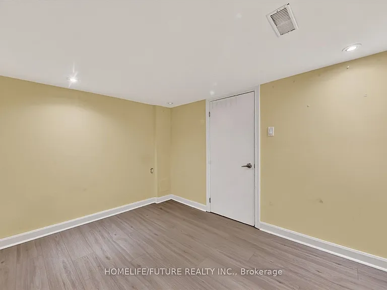 46 Stamford Sq N — Photo 31