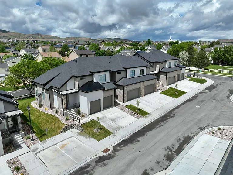 2063 N Harvest Village Ln — Photo 2