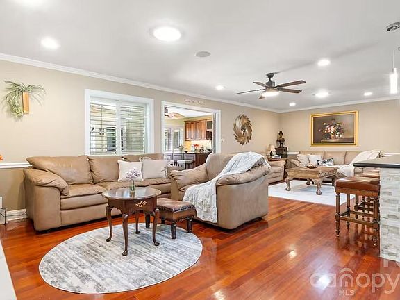 3rd image of 1475 Riverview Cir