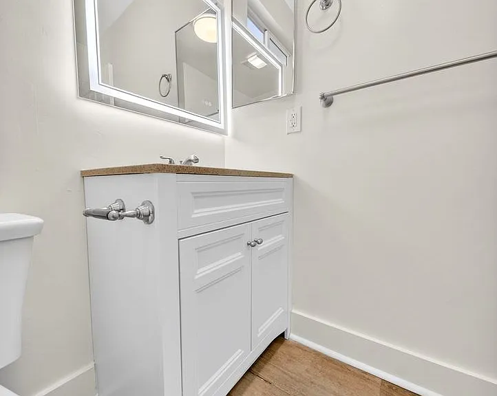 5225 De Longpre Ave — Photo 27