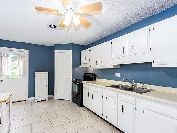 5th image of 160 Meadow Ln