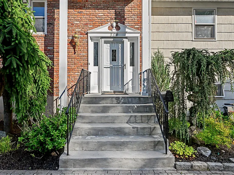 568 Manville Rd #UL — Photo 2