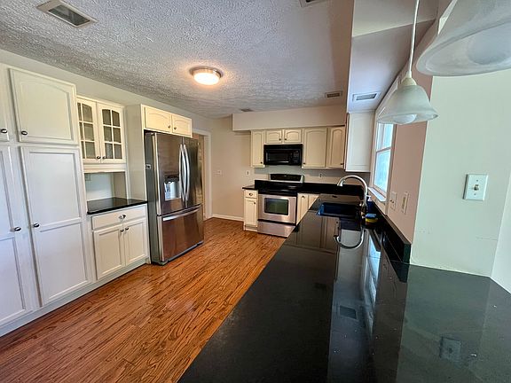 4th image of 555 Royal Crest Dr