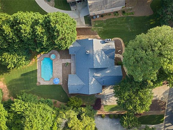 3rd image of 802 Lakeglen Dr