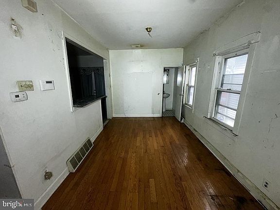 5th image of 300 Linden Ave