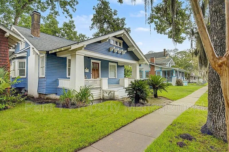 3 bed, 2.0 bath, 2037 sqft, $2,999 — Photo 2