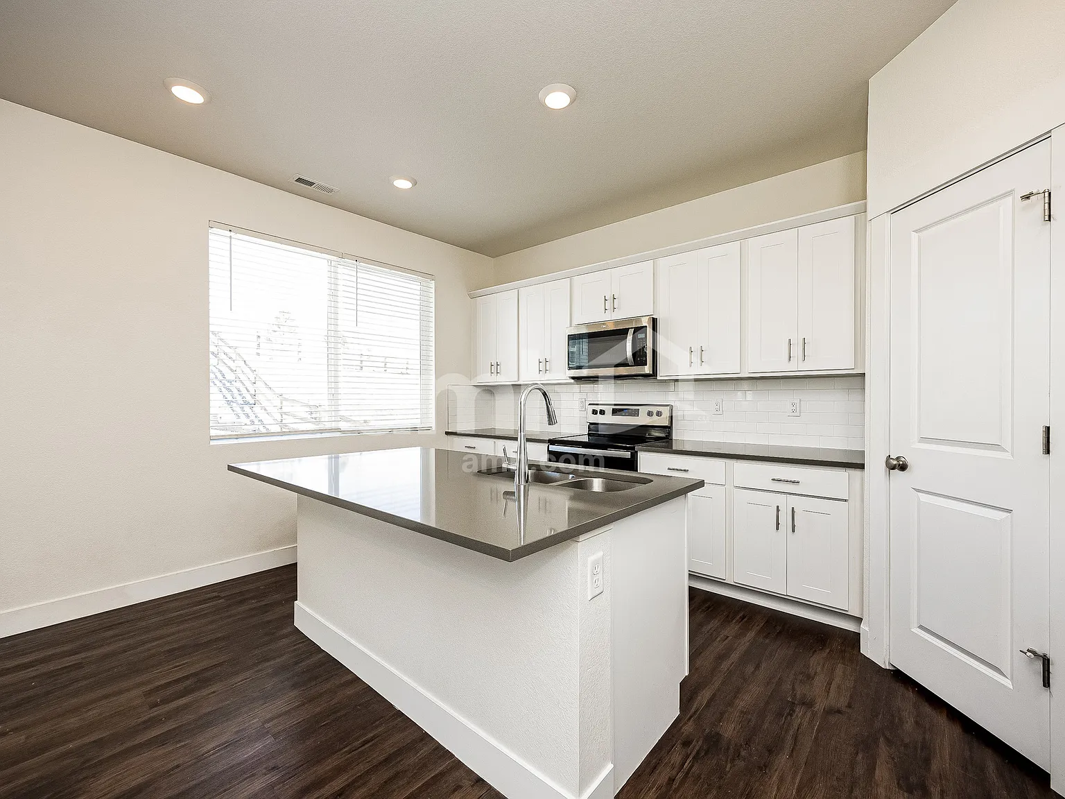 4 bed, 2.5 bath, 2005 sqft, $2,775 — Photo 4