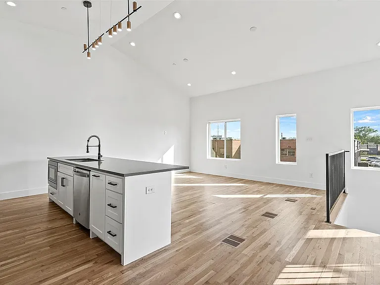 2120 Lovedale Ave #101 — Photo 9