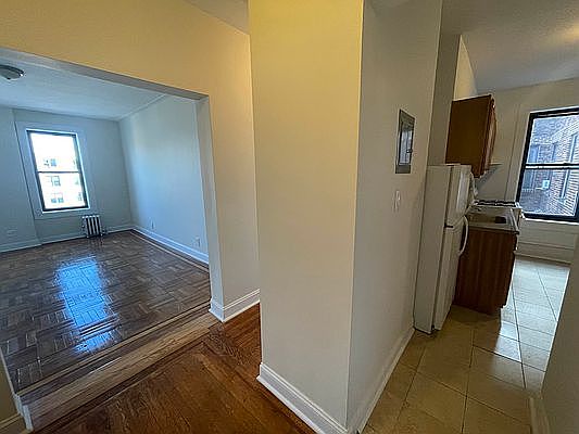 5th image of 41-15 44th St APT 1E