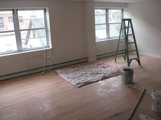 2nd image of 2544 Crescent St APT 2A