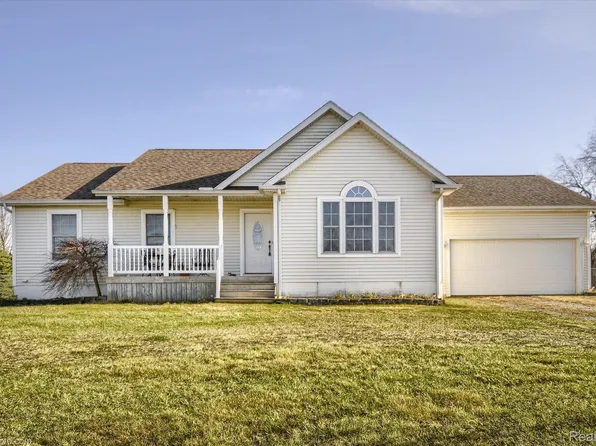 5732 Cobblestone Dr, North Branch, MI 48461