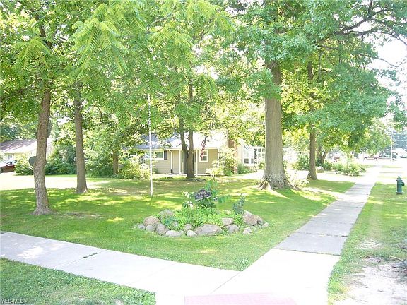 3rd image of 9906 Oakwood Dr