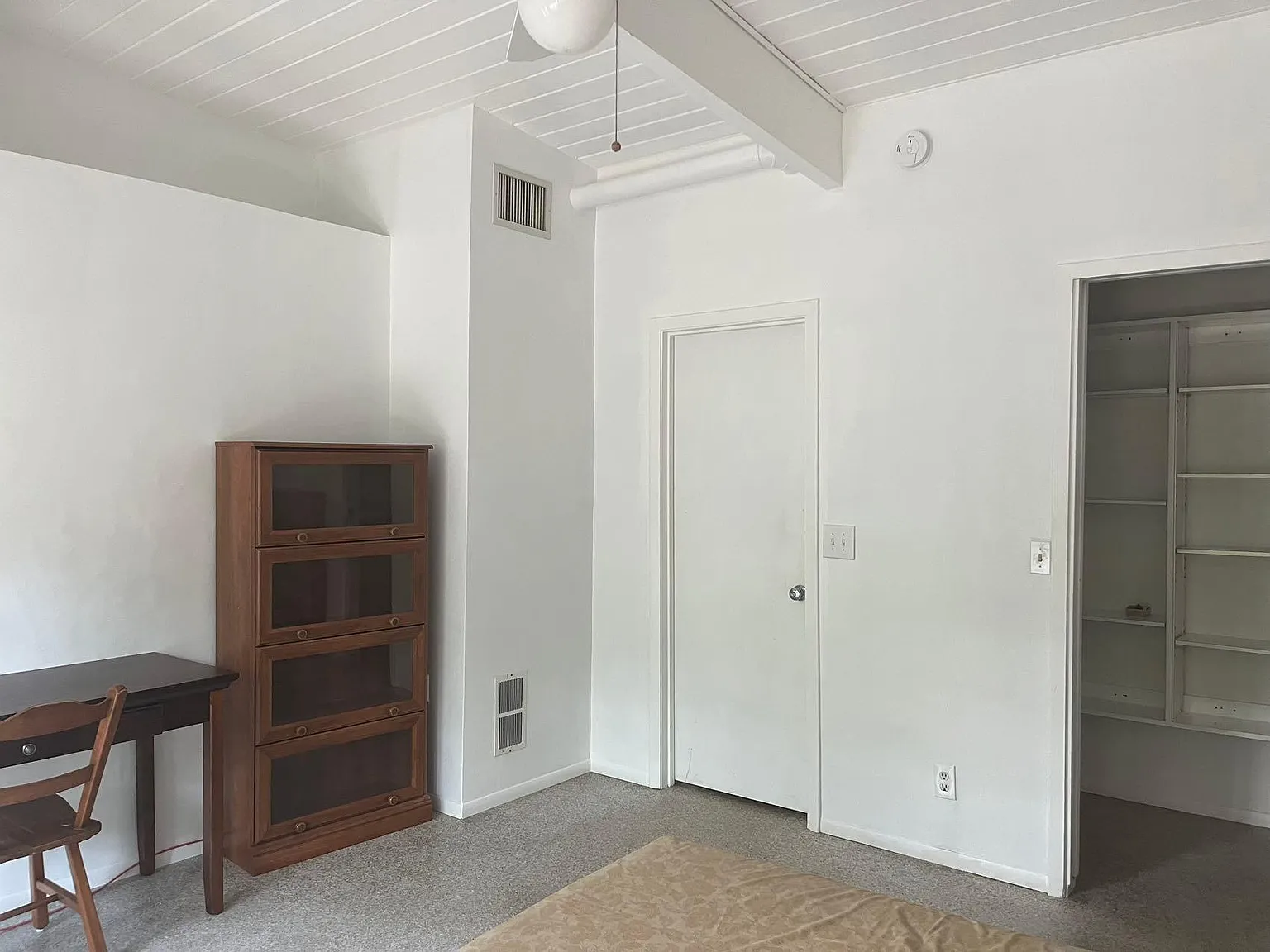 452 Parkview Dr — Photo 4